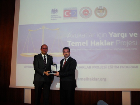 Sn. Dr. Mehmet CANGİR Sn. Fevzi KAYACAN'a plaketini takdim ederken Sn. Dr. Mehmet CANGİR Sn. Fevzi KAYACAN'a plaketini takdim ederken